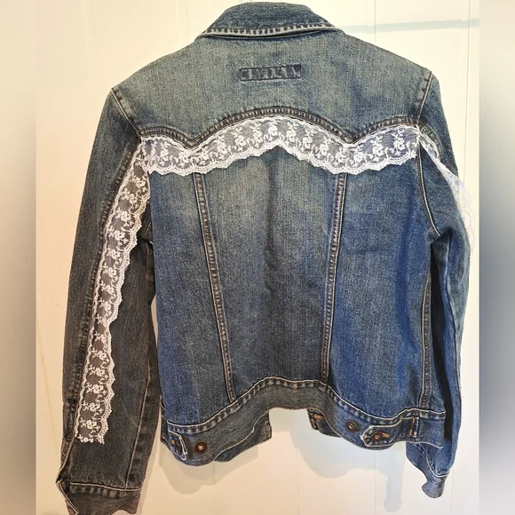 GAP Women's Classic Blue Jean Jacket w/ Lace Trim Very Good Condition Size M - Picture 2 of 3